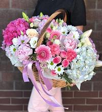Композиция солнечный день в Любани Цветочная композиция из Розы, Хризантемы, Пионы и Лизиантусы в корзине в Любани