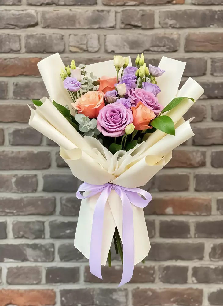 Букет цветов из: Лизиантусы и Розы в Любани