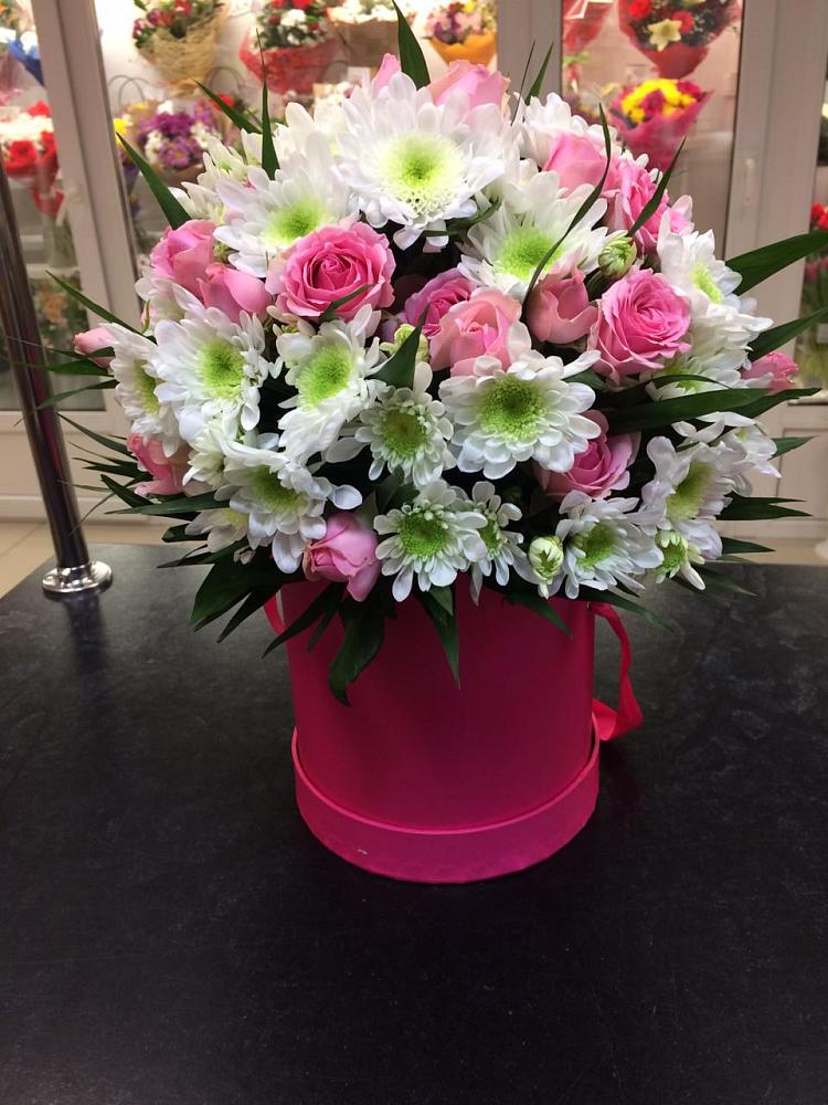 Цветочная композиция из Розы и Хризантемы в шляпной коробке в Любани