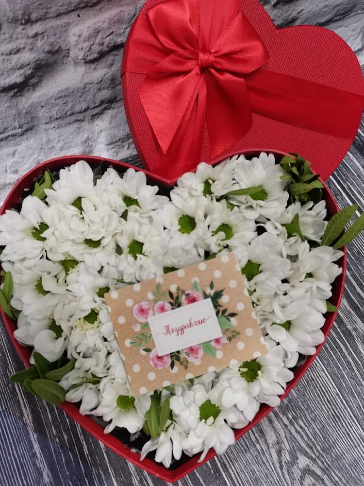 Цветочная композиция из Хризантемы в виде сердца в Любани